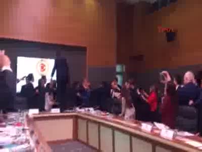Meclis Anayasa Komisyonu'nda tekmeli-yumruklu kavga!