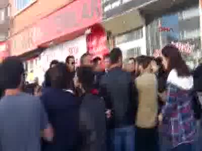 Eskişehir'de 1 Mayıs afişi asan öğrencilere bıçaklı saldırı 4 yaralı