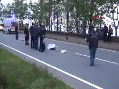 Üst geçidi kullanmayan kadın iki aracın çarpması sonucu öldü