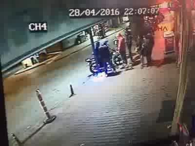 Köpek sevmek için hamile kadın ve eşini dövdüler!