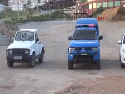Manzara seyrederken kayalıklardan düştü!