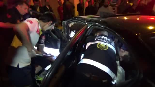 Bursa'da kaza yapan sürücü kurtarılmayı bekledi