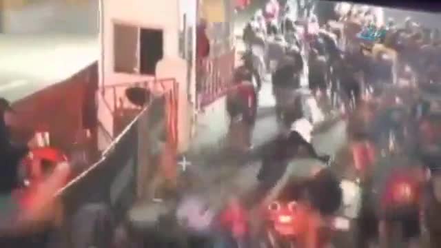 Onlarca bisikletli birbirine böyle girdi