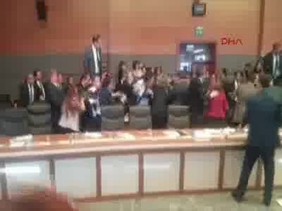 Dokunulmazlıkların görüşüldüğü komisyonda yine kavga çıktı