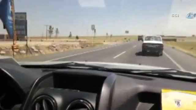 Kamyondan kopan tekerlekler otomobile çarptı!