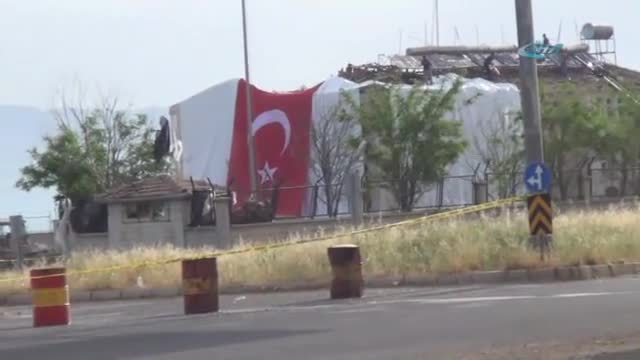 Karakola bombalı araçla hain saldırı: 1 şehit