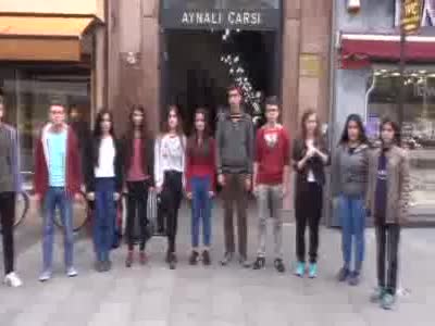 Liselilerden işaret diliyle Çanakkale Türküsü
