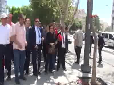 Gaziantep'te görme engelliler, terör saldırısının yapıldığı yere karanfil bıraktı