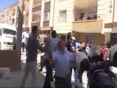 Kamyonetin altında kalan çocuk öldü, yakınları aracı taşladı