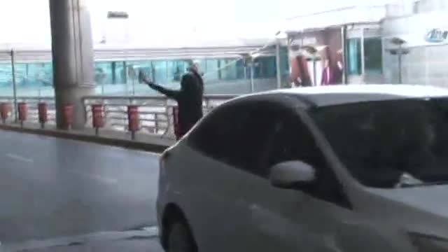 Özbek kadın havalimanını karıştırdı