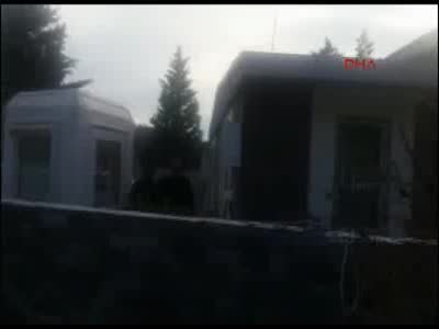 Tartıştığı annesini öldürüp cesediyle polise teslim oldu