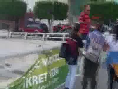 Köprüden atlarken vatandaşlar belinden yakaladı