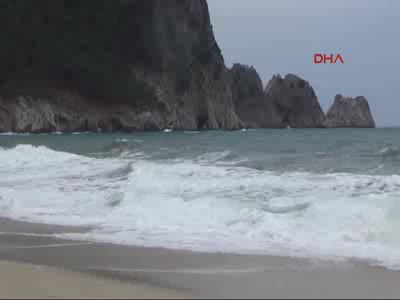 Kadın turist dalgalı denizde yüzdü