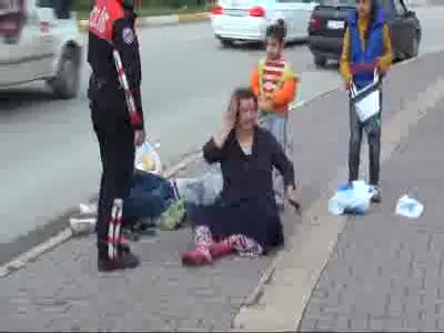 Husumetli olduğu 2 kadını tekme tokat dövüdü