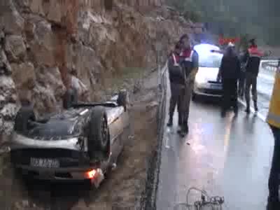 Otomobilde sıkışan yaralıları itfaiye kurtardı