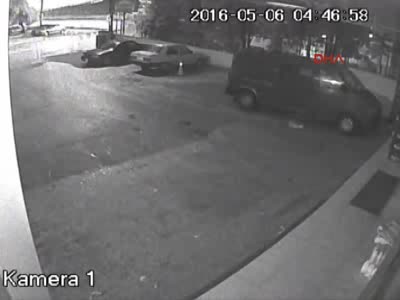 Ankara'da çökme sonucu oluşan çukura park halindeki otomobil düştü