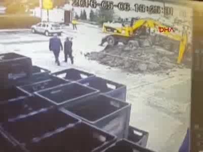 Ankara'da çökme sonucu oluşan çukura park halindeki otomobil düştü - 2