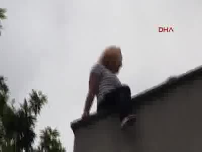 Karacabey'de çatıda bıçaklı intihar girişimi