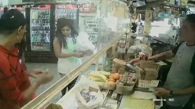 Dükkan sahibi ile hırsız böyle çatıştı