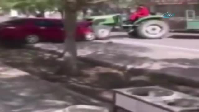 Hatalı parklara kızdı, araçları hurdaya çevirdi