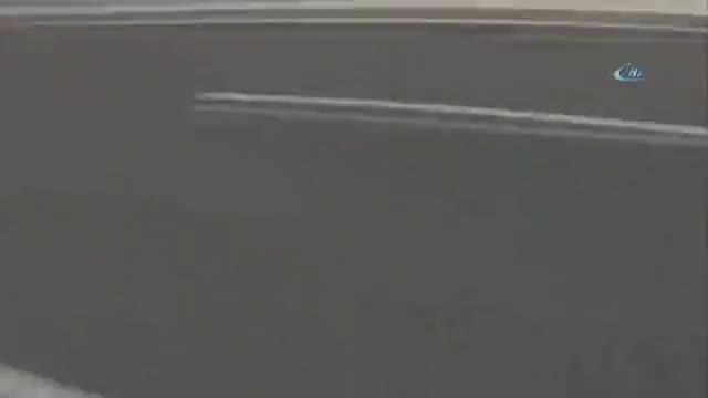 Otomobil motosikletli gençlere böyle çarptı