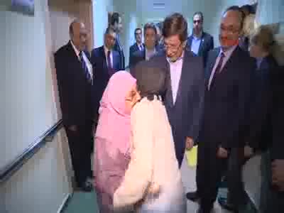 Başbakan Davutoğlu'ndan 'Anneler Günü'nde huzurevi ziyareti