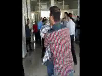 Husumetli ailelerin mahalledeki kavgası hastanede sürdü