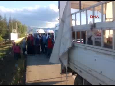 Tarım işçilerini taşıyan kamyonet, kamyona çarptı: 9 yaralı