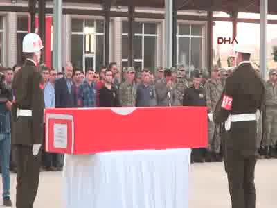 Babasını asker selamıyla uğurladı