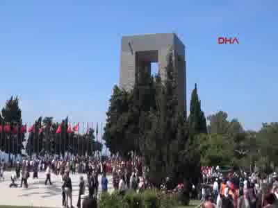 Çanakkale'deki şehitliklerde özçekim tutkusu