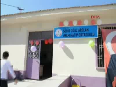 Şehidin ismi okuluna verilirken annesi gözyaşını tutamadı