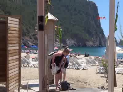 Alanya'da tatilciler sahilleri doldurdu
