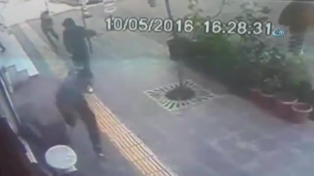 Saldırının ardından yaşanan panik kamerada