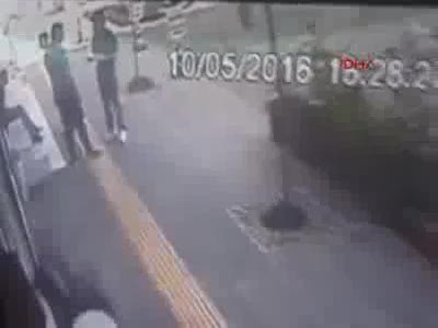 Saldırı sırasında yaşanan panik güvenlik kamerasında