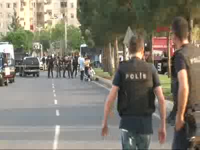 Diyarbakır'da PKK'lı şüphelileri sağlık kontrolüne götüren polis aracına bombalı saldırı