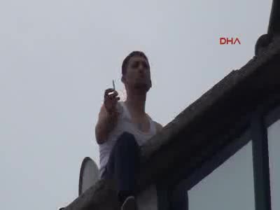 Çatıya çıkan alkollü gençleri izlediler