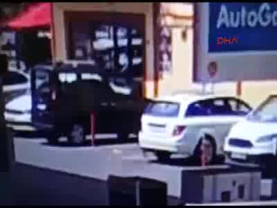 Otomobilini çaldıkları kadını az daha öldürüyorlardı