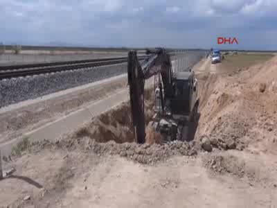 Kuyuya atılan cesedine ulaşılmaya çalışılıyor