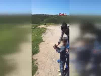 Küçük çocuğuna tabanca verip ateş ettirdi