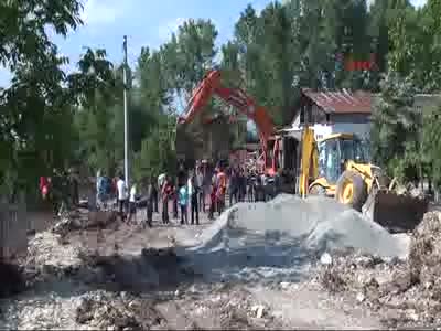 Kanalın içinde toprağa gömüldü