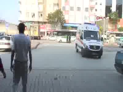 Küçük kızın kolu asansör boşluğuna sıkıştı