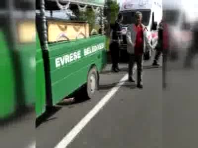 Çanakkale'de şehitliğe ziyaretçi taşıyan yolcu otobüsü devrildi