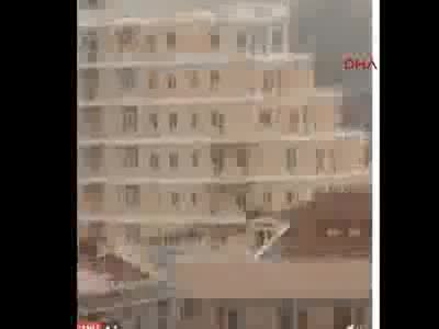 İstanbul'da askeri kışlanın karşısında patlama! - 1