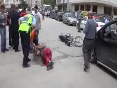 Bursa'da kasksız motosiklet sürücüsü kazada yaralandı