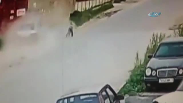 Küçük çocuk ölümden kıl payı kurtuldu!