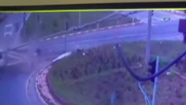 Kırmızı ışık ihlali yapan TIR, kamyoneti biçti!