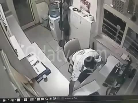 Eski bakan Bayraktar copla güvenlik görevlisi dövdü