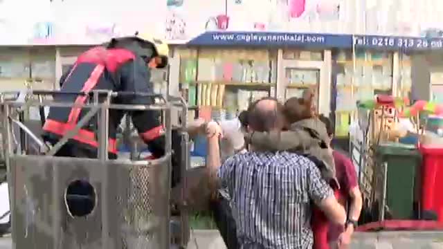 İstanbul'da yangın: Çok sayıda kişi mahsur kaldı