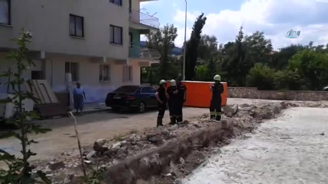 Annesinin gözü önünde 5. kattan atladı