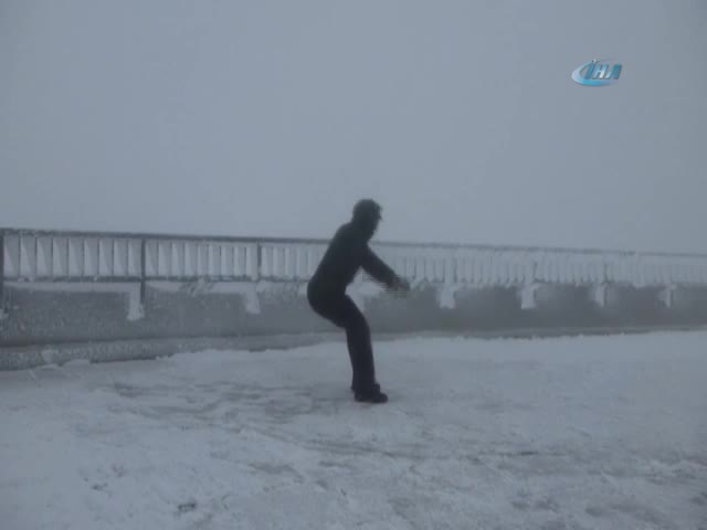 175 kilometre hızla esen rüzgara karşı yürüdü